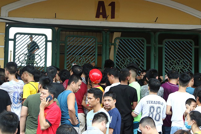 Sân Thiên Trường vỡ giá vé, đắt ngang tuyển Việt Nam đá - Ảnh 11.