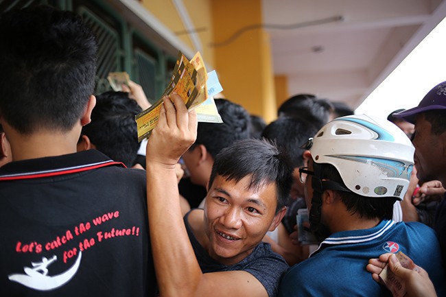 Sân Thiên Trường vỡ giá vé, đắt ngang tuyển Việt Nam đá - Ảnh 7.