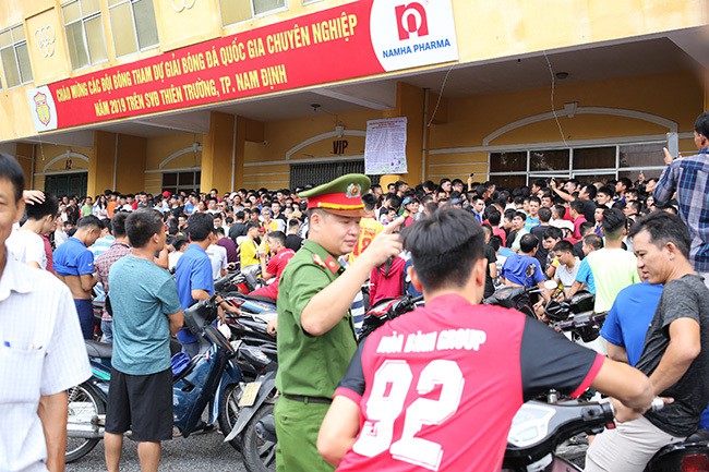 Sân Thiên Trường vỡ giá vé, đắt ngang tuyển Việt Nam đá - Ảnh 9.
