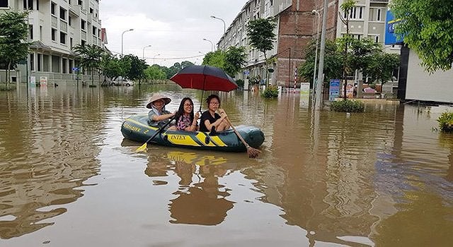 Làng biệt thự triệu đô Hà Nội lại chìm trong biển nước, dân chèo thuyền vào nhà - Ảnh 2.