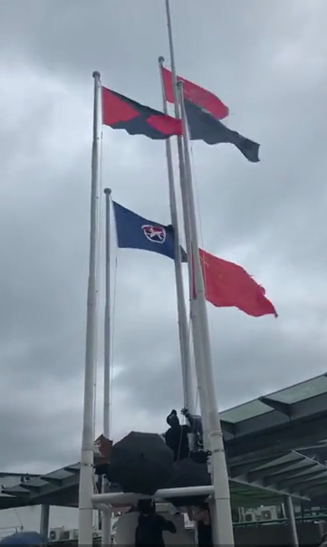 Người biểu tình Hồng Kông giật quốc kỳ ném xuống biển: Báo đảng TQ sôi gan, buông 1 câu rợn người - Ảnh 1.