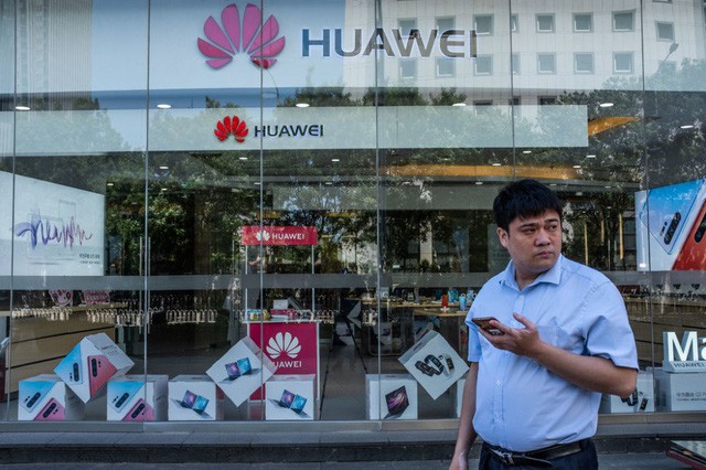 Hàng loạt nhà mạng lớn bùng đơn đặt hàng điện thoại Huawei - Ảnh 1.