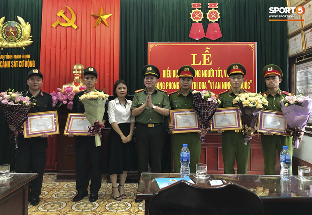 Khen thưởng các chiến sĩ cảnh sát sơ cứu fan nhí bị co giật ở Nam Định - Ảnh 1.
