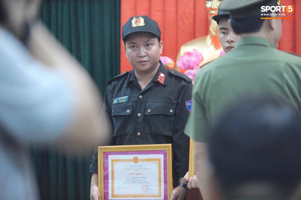 Khen thưởng các chiến sĩ cảnh sát sơ cứu fan nhí bị co giật ở Nam Định - Ảnh 3.
