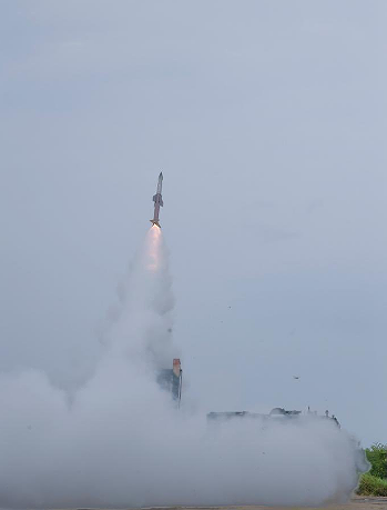 Ấn Độ phóng tên lửa đất-đối-không giữa căng thẳng với Pakistan - Ảnh 3.