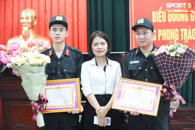 Khen thưởng các chiến sĩ cảnh sát sơ cứu fan nhí bị co giật ở Nam Định - Ảnh 5.