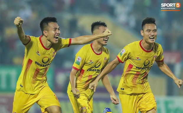 Chuyện lạ V.League: HLV đi cắm sổ đỏ, giải hạn nhờ người khác đứng tên - Ảnh 1.