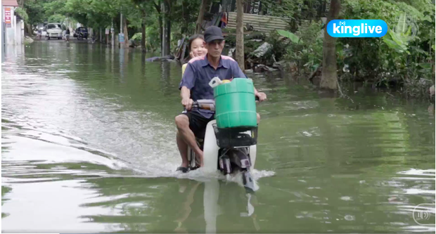 Clip: Hàng trăm hộ dân Hà Nội vẫn chật vật sống trong cảnh bì bõm lội nước sau 3 ngày mưa bão - Ảnh 2.