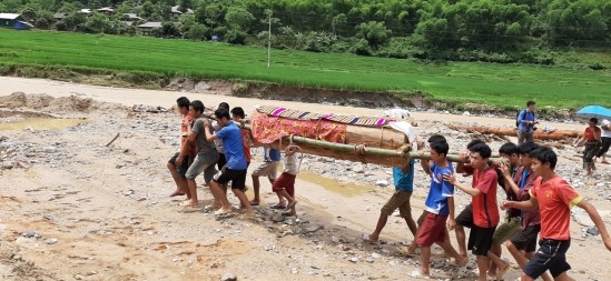 Video lũ cuốn phăng 24 ngôi nhà ở Thanh Hóa trong chớp mắt - Ảnh 2.