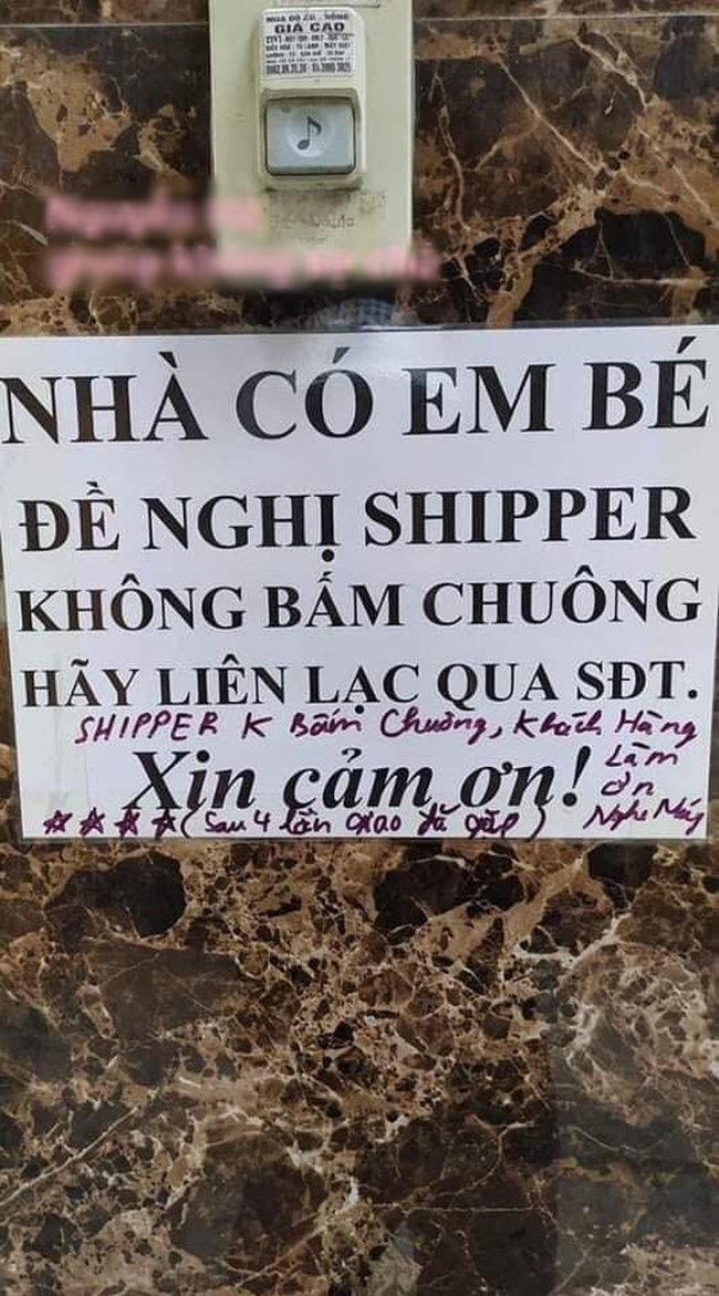 Không muốn shipper bấm chuông cửa nhà vì sợ làm phiền con, nào ngờ gặp phải giao hàng có tâm để lại lời nhắn “bao hài” - Ảnh 1.