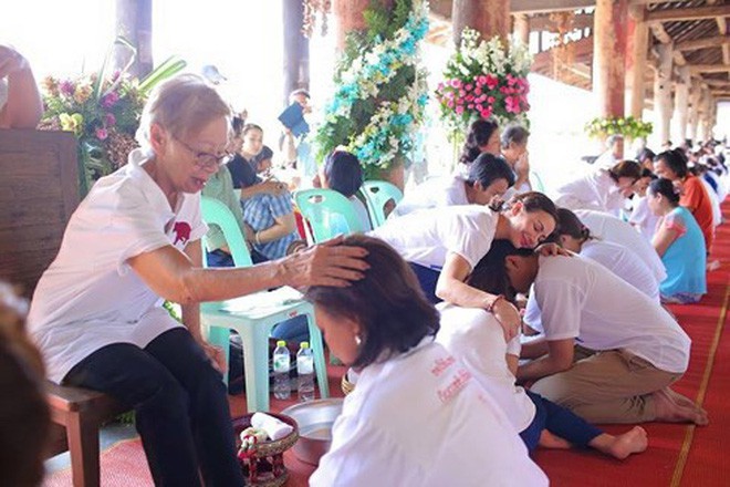 Khi Hoa hậu đội vương miện quỳ lạy cha mẹ: Lòng hiếu thảo của một người con và nét đẹp văn hóa tại đất nước Thái Lan - Ảnh 13.