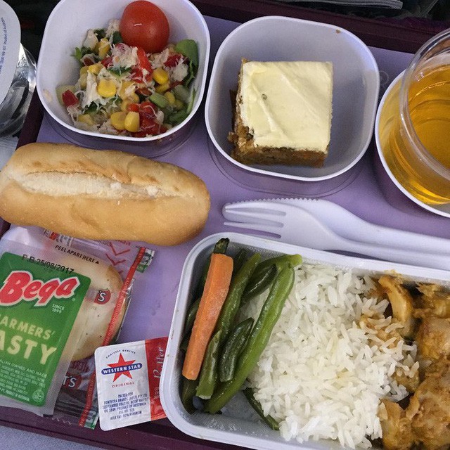 Muốn biết hạng thương gia sang chảnh hơn ghế thường ra sao, cứ nhìn bữa ăn của 19 hãng bay nổi tiếng này sẽ rõ! - Ảnh 18.