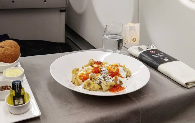 Muốn biết hạng thương gia sang chảnh hơn ghế thường ra sao, cứ nhìn bữa ăn của 19 hãng bay nổi tiếng này sẽ rõ! - Ảnh 35.