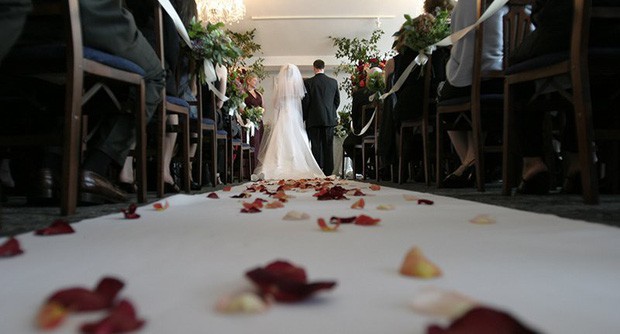 Vị triệu phú sẵn sàng trả 424 triệu thuê trai đẹp để quyến rũ và thử lòng vợ sắp cưới - Ảnh 1.