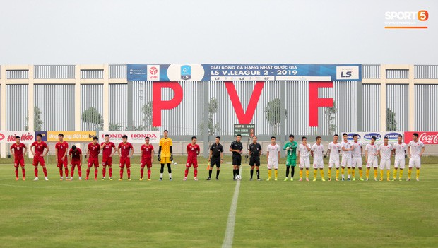 HLV Park Hang-seo đột kích phòng thay đồ tổ trọng tài điều khiển trận đấu tập của U22 Việt Nam - Ảnh 1. HLV Park Hang-seo đột kích phòng thay đồ tổ trọng tài điều khiển trận đấu tập của U22 Việt Nam - Ảnh 1.