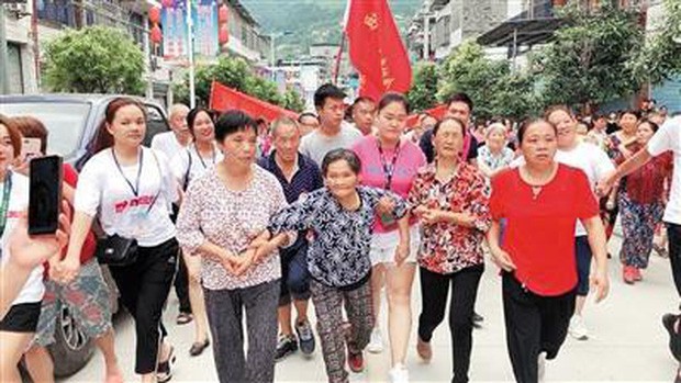 Được người lạ cho ăn cơm ngon, cô bé 6 tuổi mắc bẫy rồi bị bắt cóc, 23 năm sau mới quay lại đoàn tụ với gia đình - Ảnh 1. Được người lạ cho ăn cơm ngon, cô bé 6 tuổi mắc bẫy rồi bị bắt cóc, 23 năm sau mới quay lại đoàn tụ với gia đình - Ảnh 1.