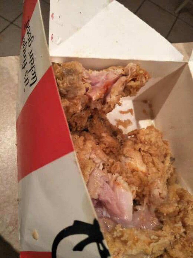 Bán cho khách thịt gà rán còn sống, nhưng thái độ của nhà hàng mới là điều khiến cộng đồng mạng tức giận kêu gọi tẩy chay - Ảnh 1. Bán cho khách thịt gà rán còn sống, nhưng thái độ của nhà hàng mới là điều khiến cộng đồng mạng tức giận kêu gọi tẩy chay - Ảnh 1.