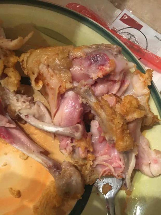 Bán cho khách thịt gà rán còn sống, nhưng thái độ của nhà hàng mới là điều khiến cộng đồng mạng tức giận kêu gọi tẩy chay - Ảnh 2. Bán cho khách thịt gà rán còn sống, nhưng thái độ của nhà hàng mới là điều khiến cộng đồng mạng tức giận kêu gọi tẩy chay - Ảnh 2.