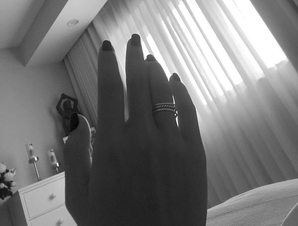 Giữa tin đồn chia tay Quang Hải, Nhật Lê bất ngờ khoe nhẫn cưới và váy cô dâu - Ảnh 1. Giữa tin đồn chia tay Quang Hải, Nhật Lê bất ngờ khoe nhẫn cưới và váy cô dâu - Ảnh 1.