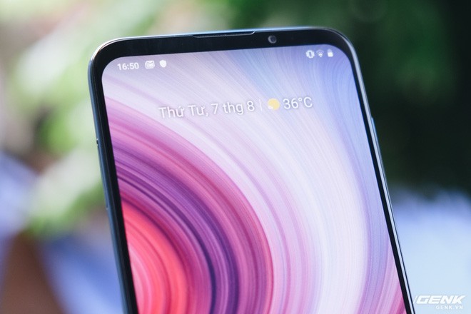 Trên tay Vsmart Live: Không tai thỏ, Snapdragon 675, cảm biến vân tay dưới màn hình, 3 camera, giá 6.9 triệu - Ảnh 12. Trên tay Vsmart Live: Không tai thỏ, Snapdragon 675, cảm biến vân tay dưới màn hình, 3 camera, giá 6.9 triệu - Ảnh 12.