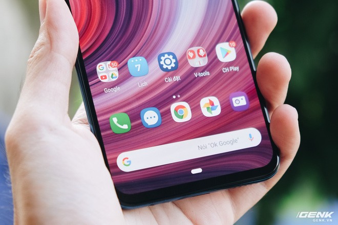 Trên tay Vsmart Live: Không tai thỏ, Snapdragon 675, cảm biến vân tay dưới màn hình, 3 camera, giá 6.9 triệu - Ảnh 13. Trên tay Vsmart Live: Không tai thỏ, Snapdragon 675, cảm biến vân tay dưới màn hình, 3 camera, giá 6.9 triệu - Ảnh 13.