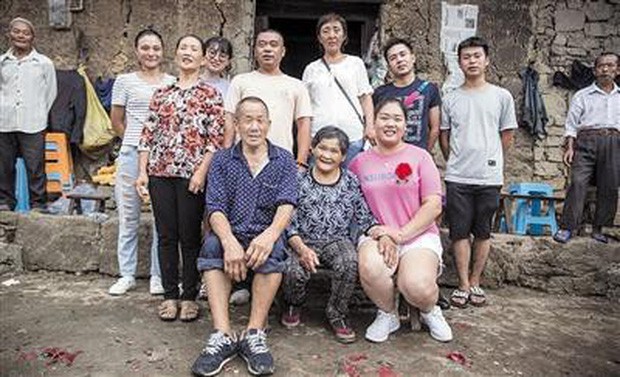 Được người lạ cho ăn cơm ngon, cô bé 6 tuổi mắc bẫy rồi bị bắt cóc, 23 năm sau mới quay lại đoàn tụ với gia đình - Ảnh 3. Được người lạ cho ăn cơm ngon, cô bé 6 tuổi mắc bẫy rồi bị bắt cóc, 23 năm sau mới quay lại đoàn tụ với gia đình - Ảnh 3.