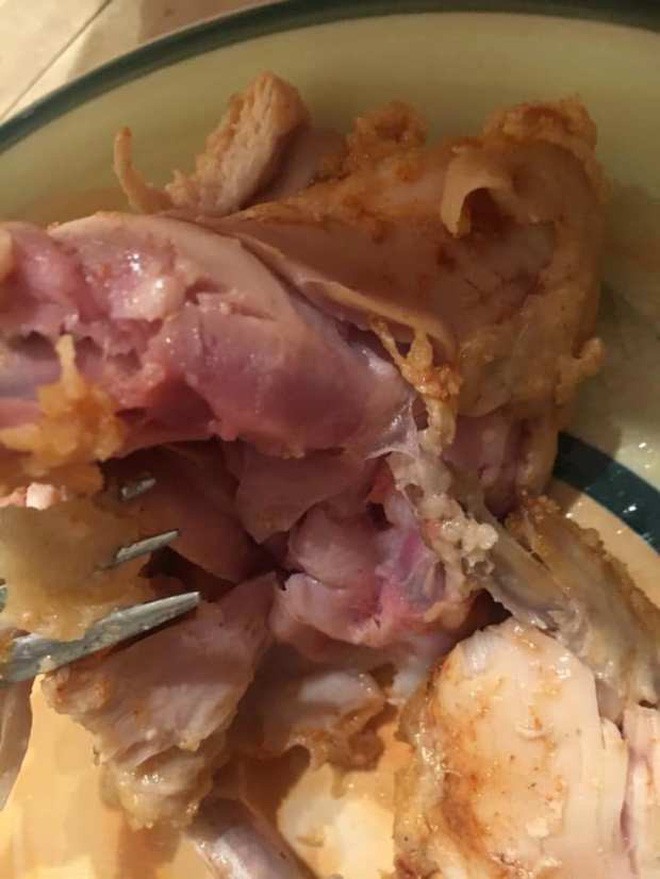 Bán cho khách thịt gà rán còn sống, nhưng thái độ của nhà hàng mới là điều khiến cộng đồng mạng tức giận kêu gọi tẩy chay - Ảnh 3. Bán cho khách thịt gà rán còn sống, nhưng thái độ của nhà hàng mới là điều khiến cộng đồng mạng tức giận kêu gọi tẩy chay - Ảnh 3.