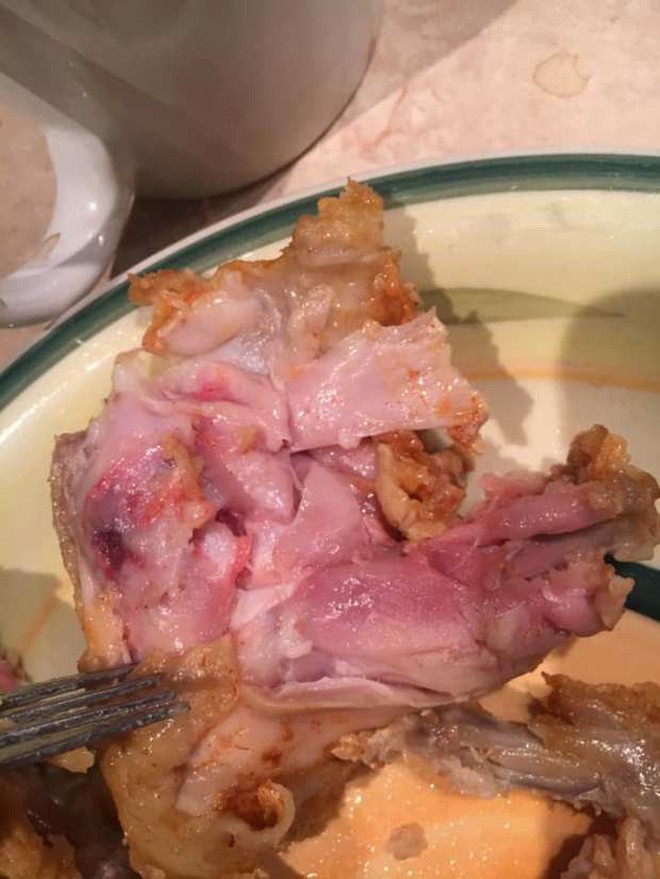 Bán cho khách thịt gà rán còn sống, nhưng thái độ của nhà hàng mới là điều khiến cộng đồng mạng tức giận kêu gọi tẩy chay - Ảnh 4. Bán cho khách thịt gà rán còn sống, nhưng thái độ của nhà hàng mới là điều khiến cộng đồng mạng tức giận kêu gọi tẩy chay - Ảnh 4.