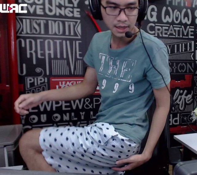 Nhìn lại hành trình gần 10 năm của PewPew: Từ chàng streamer chỉ mặc quần đùi khi lên sóng đến chủ 3 cửa hàng bánh mì ở Sài Gòn - Ảnh 4. Nhìn lại hành trình gần 10 năm của PewPew: Từ chàng streamer chỉ mặc quần đùi khi lên sóng đến chủ 3 cửa hàng bánh mì ở Sài Gòn - Ảnh 4.