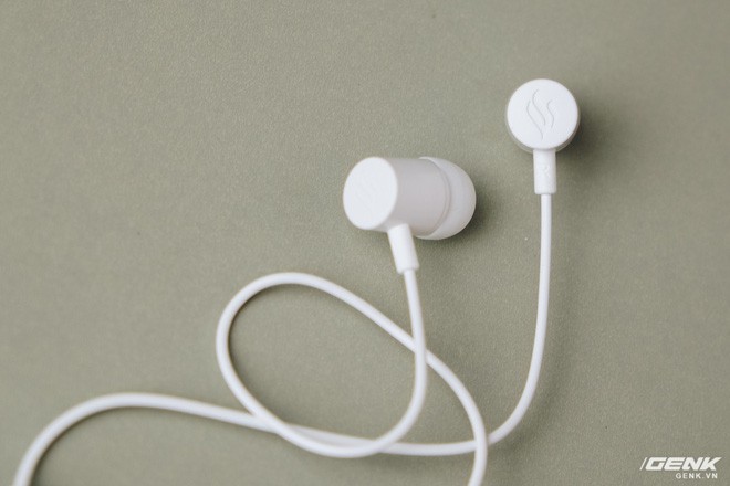 Trên tay Vsmart Live: Không tai thỏ, Snapdragon 675, cảm biến vân tay dưới màn hình, 3 camera, giá 6.9 triệu - Ảnh 5. Trên tay Vsmart Live: Không tai thỏ, Snapdragon 675, cảm biến vân tay dưới màn hình, 3 camera, giá 6.9 triệu - Ảnh 5.