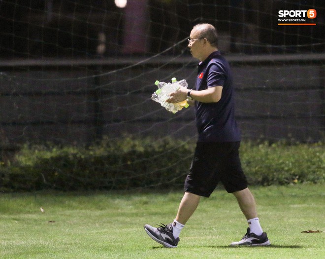 HLV Park Hang-seo đột kích phòng thay đồ tổ trọng tài điều khiển trận đấu tập của U22 Việt Nam - Ảnh 5. HLV Park Hang-seo đột kích phòng thay đồ tổ trọng tài điều khiển trận đấu tập của U22 Việt Nam - Ảnh 5.