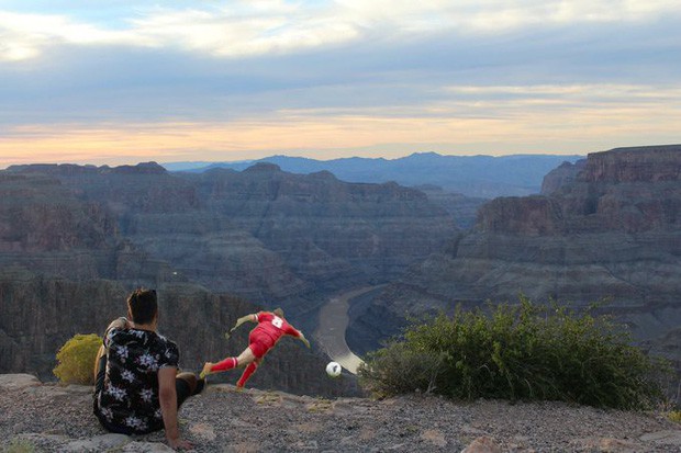 Nhờ dân mạng xóa giúp người yêu cũ ra khỏi bức ảnh, thanh niên thất tình nhận về rổ meme quá sức tưởng tượng - Ảnh 8. Nhờ dân mạng xóa giúp người yêu cũ ra khỏi bức ảnh, thanh niên thất tình nhận về rổ meme quá sức tưởng tượng - Ảnh 8.