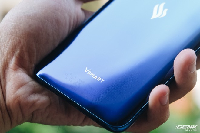 Trên tay Vsmart Live: Không tai thỏ, Snapdragon 675, cảm biến vân tay dưới màn hình, 3 camera, giá 6.9 triệu - Ảnh 10. Trên tay Vsmart Live: Không tai thỏ, Snapdragon 675, cảm biến vân tay dưới màn hình, 3 camera, giá 6.9 triệu - Ảnh 10.