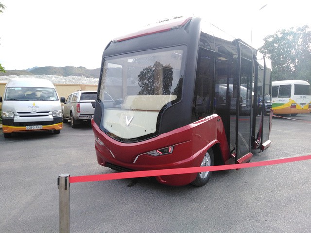 Xe buýt VinFast lộ diện hoàn toàn với ngoại thất toàn kính và nội thất hiện đại như phim viễn tưởng - Ảnh 2.