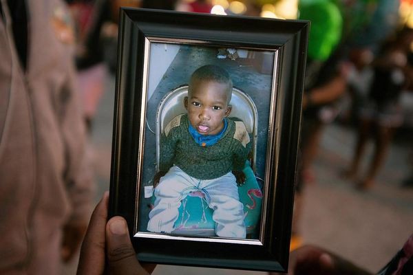 Bé trai 2 tuổi ở Mỹ chết vì bị bỏ rơi trong xe đưa đón của trường suốt 5 tiếng - Ảnh 1.