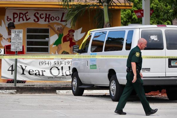 Bé trai 2 tuổi ở Mỹ chết vì bị bỏ rơi trong xe đưa đón của trường suốt 5 tiếng - Ảnh 2.