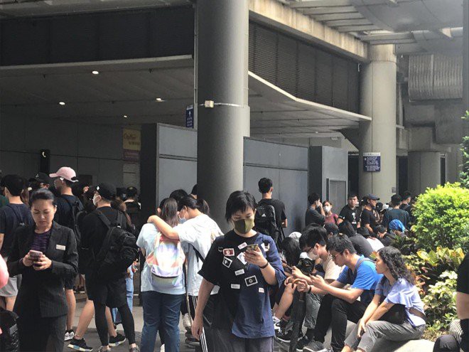 Hong Kong tê liệt: Cảnh sát 3 lần cảnh cáo nóng, người biểu tình vẫn tiếp tục phá hoại nhiều tài sản, đốt quốc kỳ - Ảnh 44.