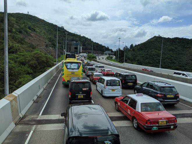 Hong Kong tê liệt: Cảnh sát 3 lần cảnh cáo nóng, người biểu tình vẫn tiếp tục phá hoại nhiều tài sản, đốt quốc kỳ - Ảnh 41.