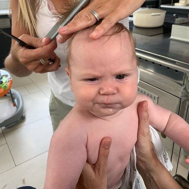 Gắt gỏng khi đi cắt tóc, con trai đầu bếp Gordon Ramsay gây sốt MXH vì biểu cảm cực chất “sao y bản chính” - Ảnh 1.
