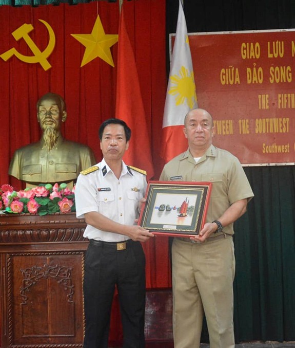 Hải quân Việt Nam và Philippines giao lưu tại đảo Song Tử Tây - Ảnh 4.