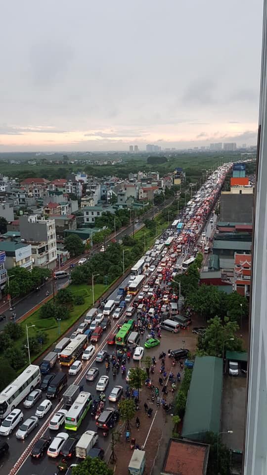Bức ảnh phản ánh tình trạng giao thông Hà Nội sáng nay khiến nhiều người toát mồ hôi - Ảnh 9.