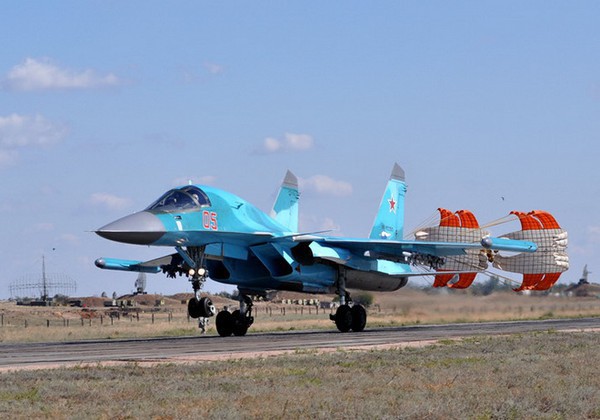 Cận cảnh thiệt hại của Thú mỏ vịt Su-34 sau vụ va chạm trên bầu trời Lipetsk - Ảnh 1.