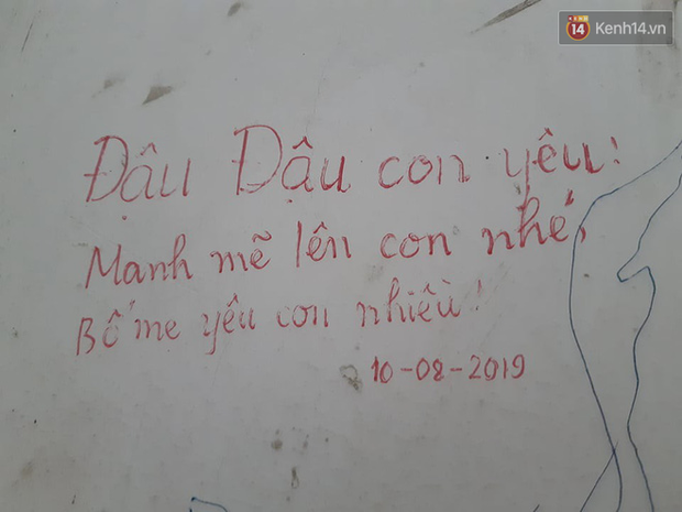 Xúc động những dòng thư trên bức tường loang lổ ngoài phòng mổ của viện E: “4 lần mẹ phải ở đây chờ con rồi, con ơi... - Ảnh 9.