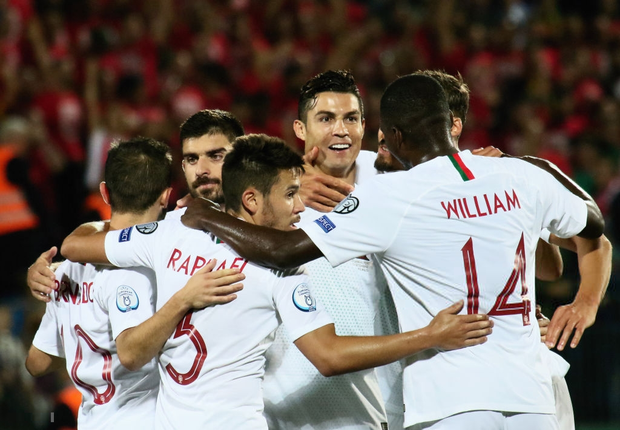 Ronaldo thiết lập hàng loạt cột mốc kỷ lục mới khi ghi 4 bàn giúp Bồ Đào Nha thắng đậm ở vòng loại Euro 2020 - Ảnh 7.