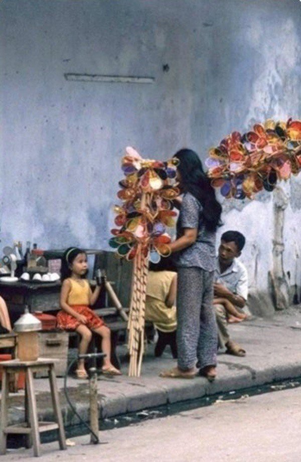 Tết Trung thu là dịp thể hiện lòng yêu thương, gắn kết gia đình và bạn bè. Hãy cùng tận hưởng không khí lễ hội trăng rằm đầy màu sắc, ngập tràn niềm vui và lồng đèn đa dạng, lung linh chỉ có tại Tết Trung thu.