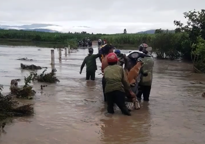 Thầy cô liều mình vượt lũ dữ đến ngôi trường mang tên Anh hùng Núp - Ảnh 1.