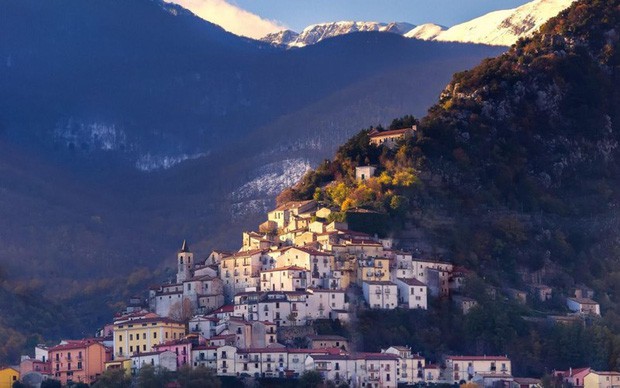 Những ngôi làng hẻo lánh ở Italy thưởng tiền, mời người đến ở - Ảnh 1.