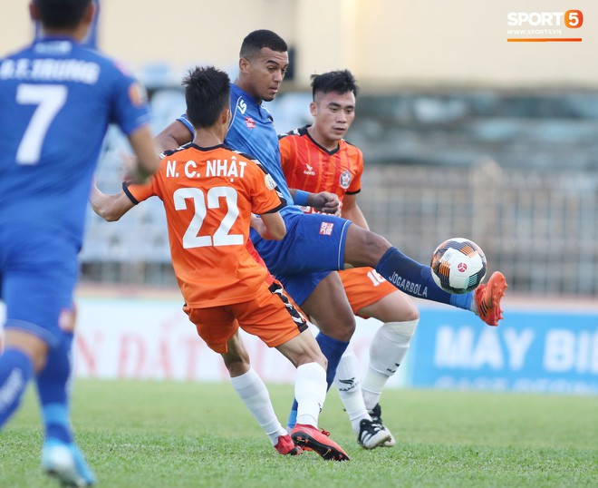 Máu đổ ròng ròng trên mặt trung vệ U22 Việt Nam trong trận đấu ở vòng 23 V.League 2019 - Ảnh 3.