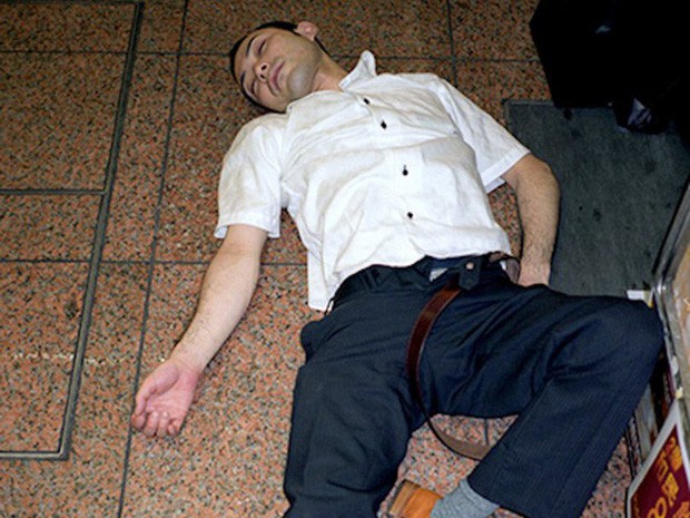 Chùm ảnh về các doanh nhân ngủ trên đường phố mô tả chân thực về văn hóa làm việc khắc nghiệt nhất thế giới của Nhật Bản - Ảnh 28.