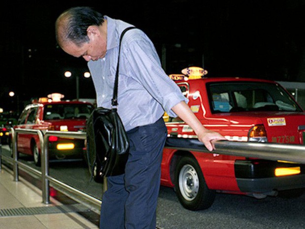 Chùm ảnh về các doanh nhân ngủ trên đường phố mô tả chân thực về văn hóa làm việc khắc nghiệt nhất thế giới của Nhật Bản - Ảnh 29.